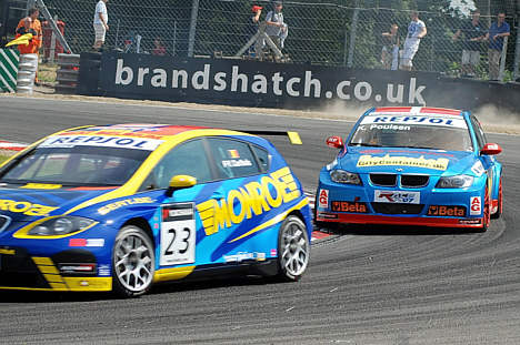Kristian Poulsen i BMW har indhentet belgieren Pierre-Yves Corthals i Seat i løb 2 i VM for standardbiler på Brands Hatch.